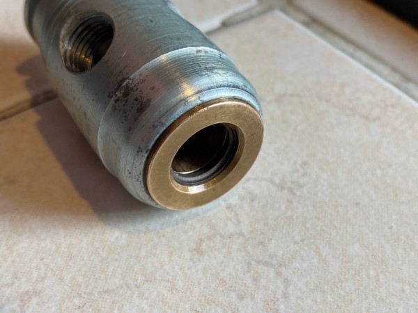 IMG_6566.jpg (197.58 Kio) Vu 39193 fois On replace en premier les joints OR font de leur gorge<br />puis les bagues composites . Attention elles ont un sens , elles ont un profil en forme de L , la partie la plus fine doit ce trouver en direction du ciel de toit , vers le haut quand le vérin est monté dans la Golf<br />Moi je me suis aidé d'un coton tige pour pousser les bagues qui ne tolèrent que très peu la déformation , c'est la partie la plus pénible ...