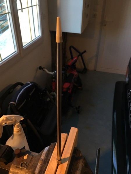 IMG_0075.JPG (139.58 Kio) Vu 39193 fois J'ai découpé un bouchon de cartouche silicone d'un diamètre légèrement plus grand que la tige pour emmancher le nez autour de la tige sans blesser les joints , hésitez pas à huiler et re-huiler :-)