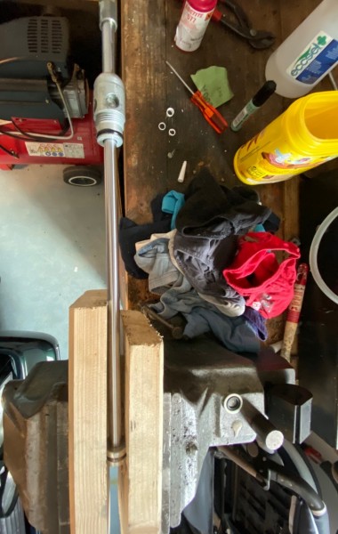 On revisse le piston à l'aide des cales de bois