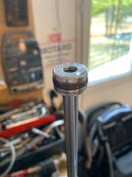 IMG_6572.jpg (175.35 Kio) Vu 39193 fois On monte le joint OR puis la bague composite , pour cette dernière il faut la mettre dans la gorge du piston d'un côté (dans son creux) puis on l'autre côté devrait rentrer en forçant quand un peu (comme un pneu en fait ...)