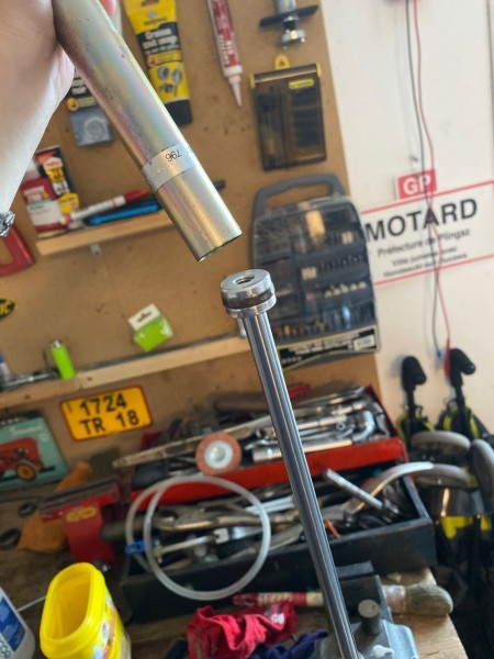 IMG_6573.jpg (226.58 Kio) Vu 39193 fois On présente le fût , le met autour du piston . Il est raide à emmancher car le joint OR du piston est neuf et donc non avachie par le temps . L'intérieur de votre fût est conique a son entrée . On huile toujours comme il faut .