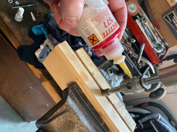 IMG_6574.jpg (284.16 Kio) Vu 39193 fois Un peu de tube-étanche pour assurer le coup !