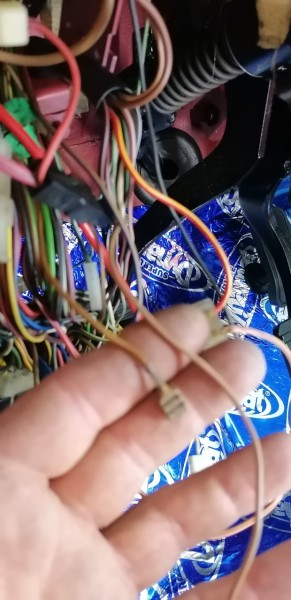 IMG_20220707_154325.jpg (176.46 Kio) Vu 1554 fois Est ce que tous les fils marrons vont au bornier sous la colonne de direction? j'ai du marron / bleu, du marron / noir. Je ne sais absolument pas où cela va.